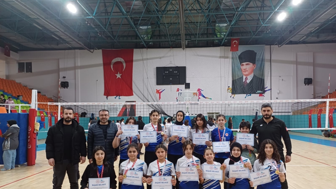 CENGİZ TOPEL ORTAOKULU KIZ VOLEYBOL TAKIMI YILDIZLAR KIZ VOLEYBOL KATEGORİSİNDE İL BİRİNCİSİ OLDU