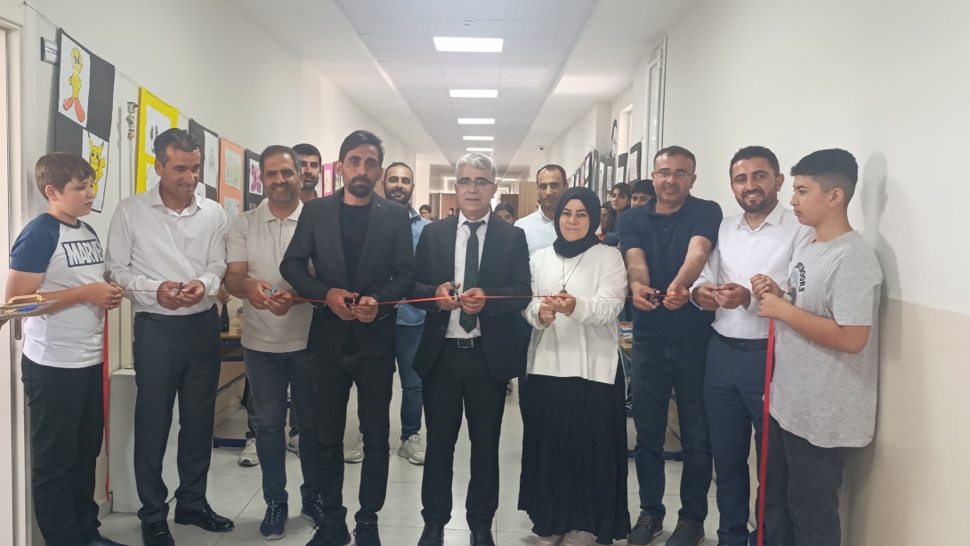 Başyurt Ortaokulu'nda Sanat Rüzgarı: Resim Sergisine Yoğun İlgi.
