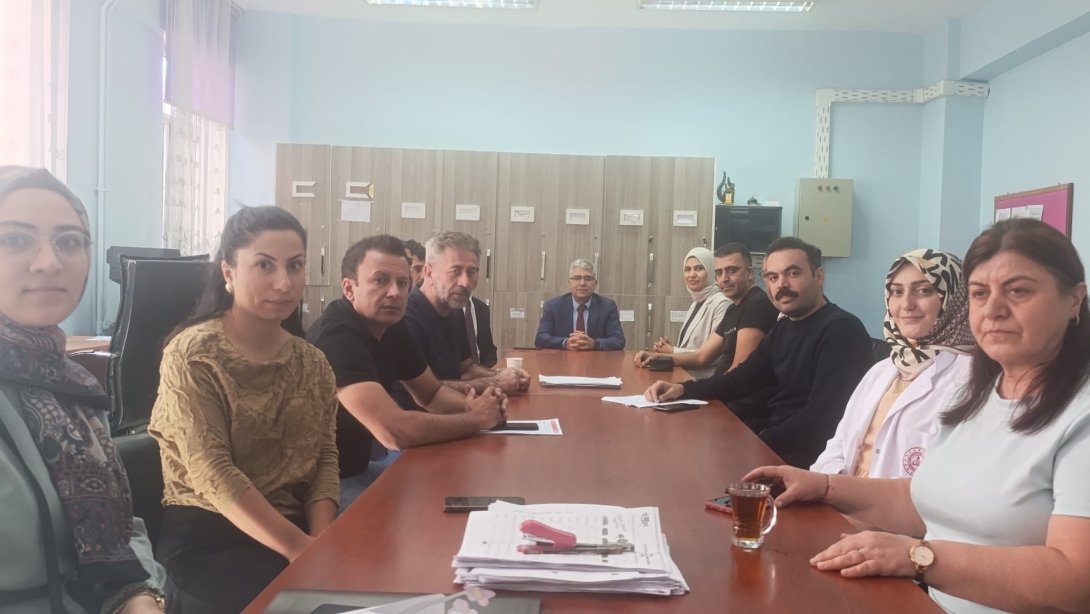 İlçe Millî Eğitim Müdürümüz Sayın Fahri ALAKAŞ, Nuri Özaltın İlkokulunu ziyaret ederek öğretmenlerle toplantı yaptı.